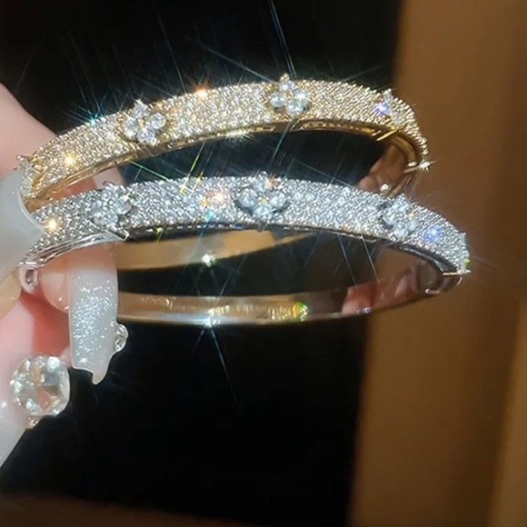 Exquisite 18k White Gold plated Four-Leaf Flower Hinged Rhinestone bangle 16” - Picture 5 of 16